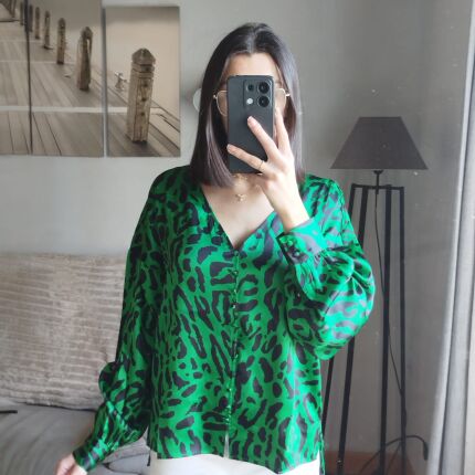 Chemise satinée léopard vert et noir