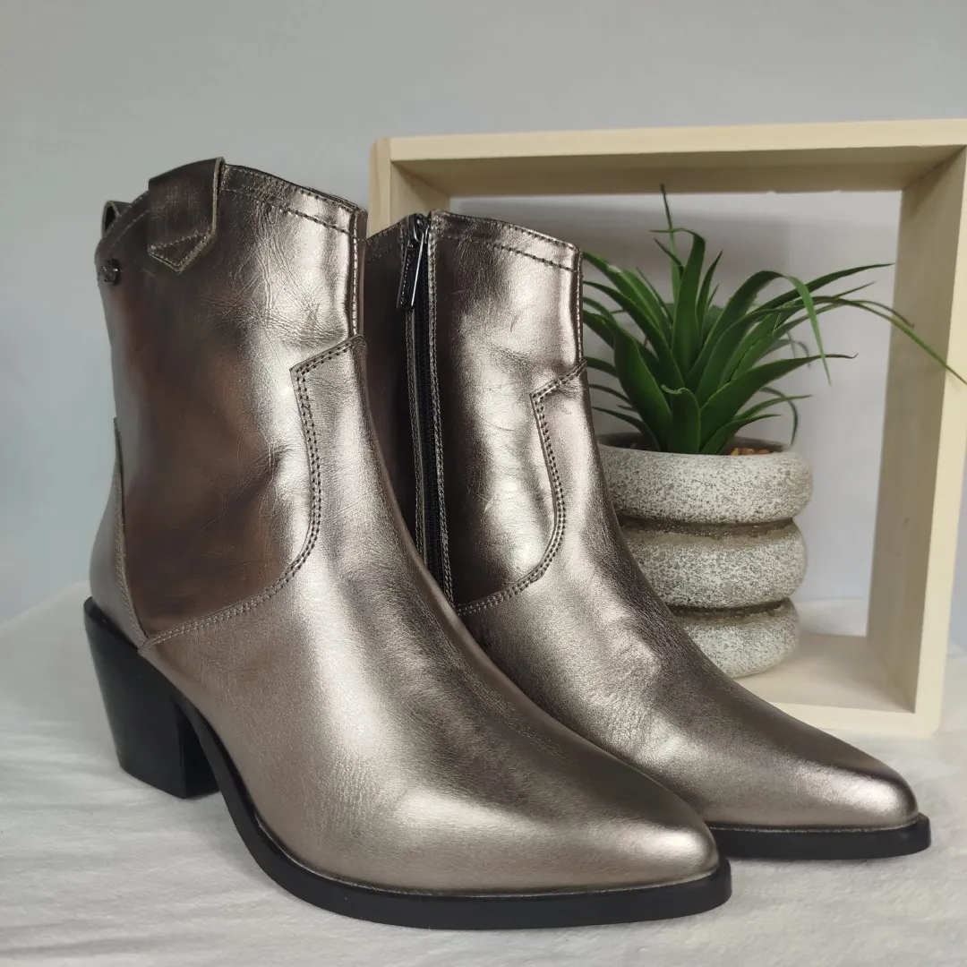 Bottines-Santiags-Argent-Carmela-incline-boutique-tendance-laragne.webp