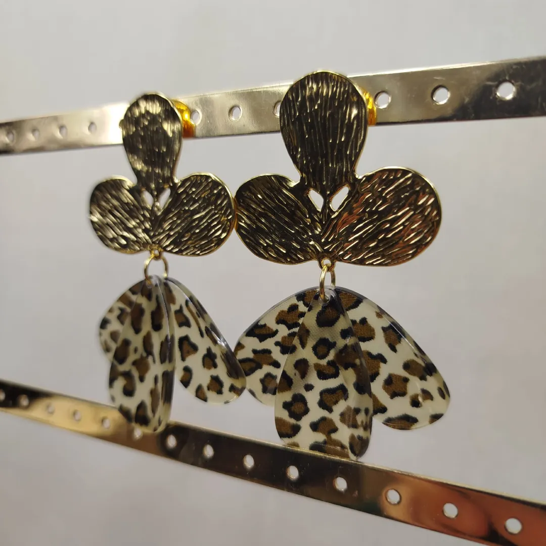 Boucles-dOreilles-Petales-leopard-boutique-tendance-laragne-photo-2.webp