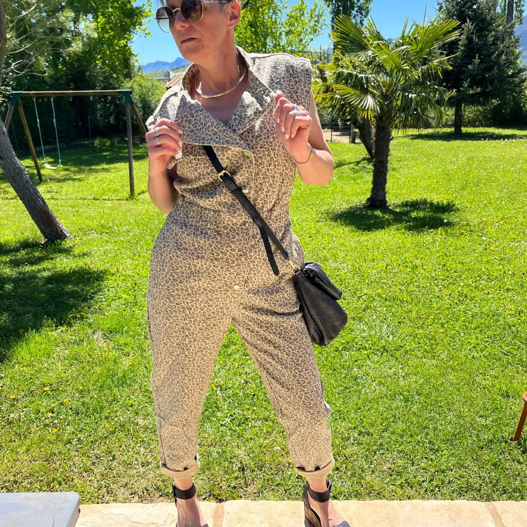 Combinaison-denim-imprime-leopard-boutique-tendance-laragne-vue-col.webp
