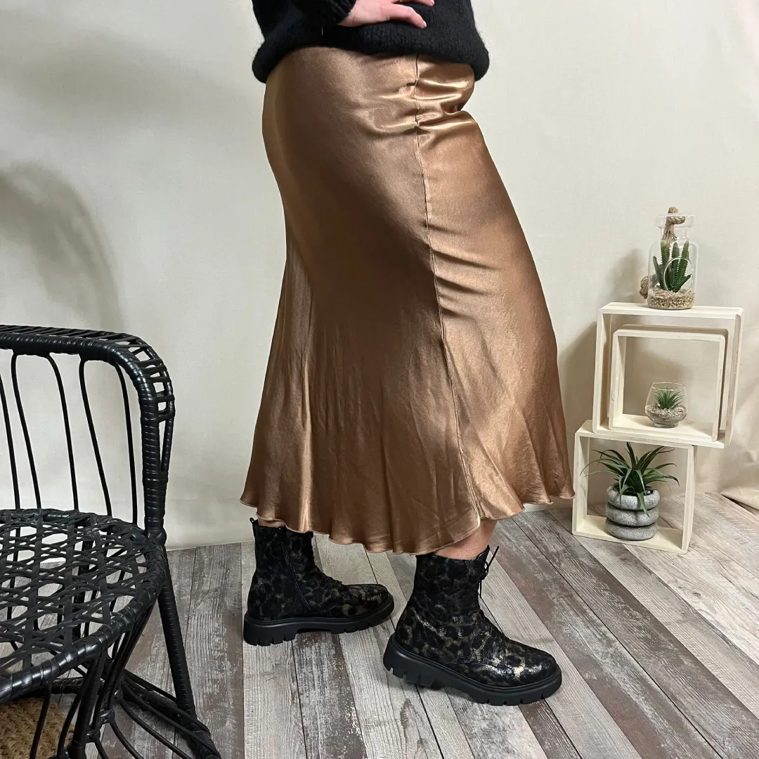Jupe-longue-effet-satin-boutique-tendance-laragne-vue-de-cote.webp