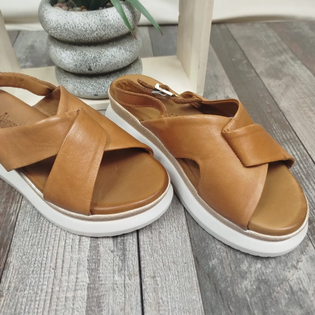 Sandales-cuir-camel-CocoAbricot-boutique-tendance-laragne-vue-dessus.webp
