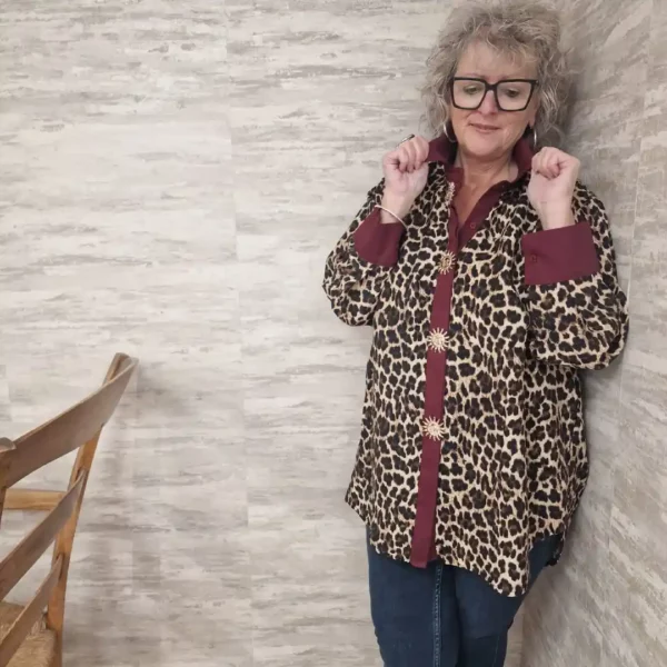 Chemise Tunique Imprimé Léopard et Broche Soleil