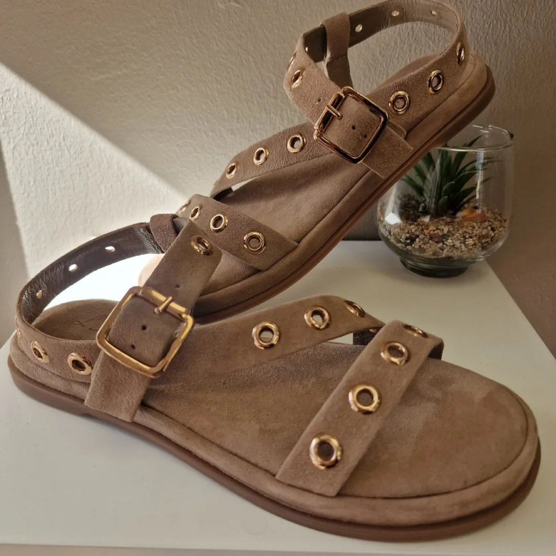 Sandale Nubuck Beige à Oeillets par l'Atelier Tropézien Boutique Tendance Laragne photo profil